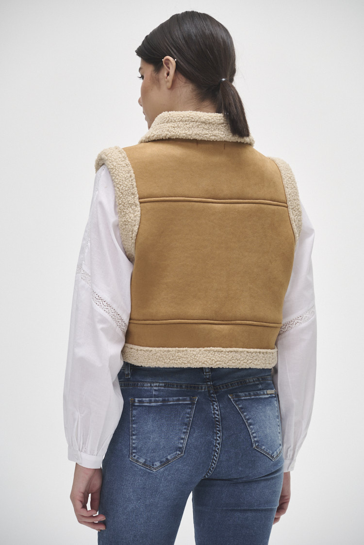 Chaleco corto con corderito