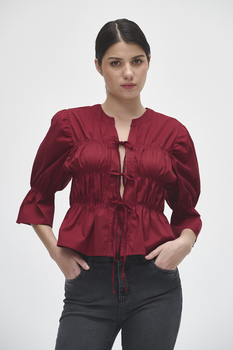 Camisa con volados y escote ajustable