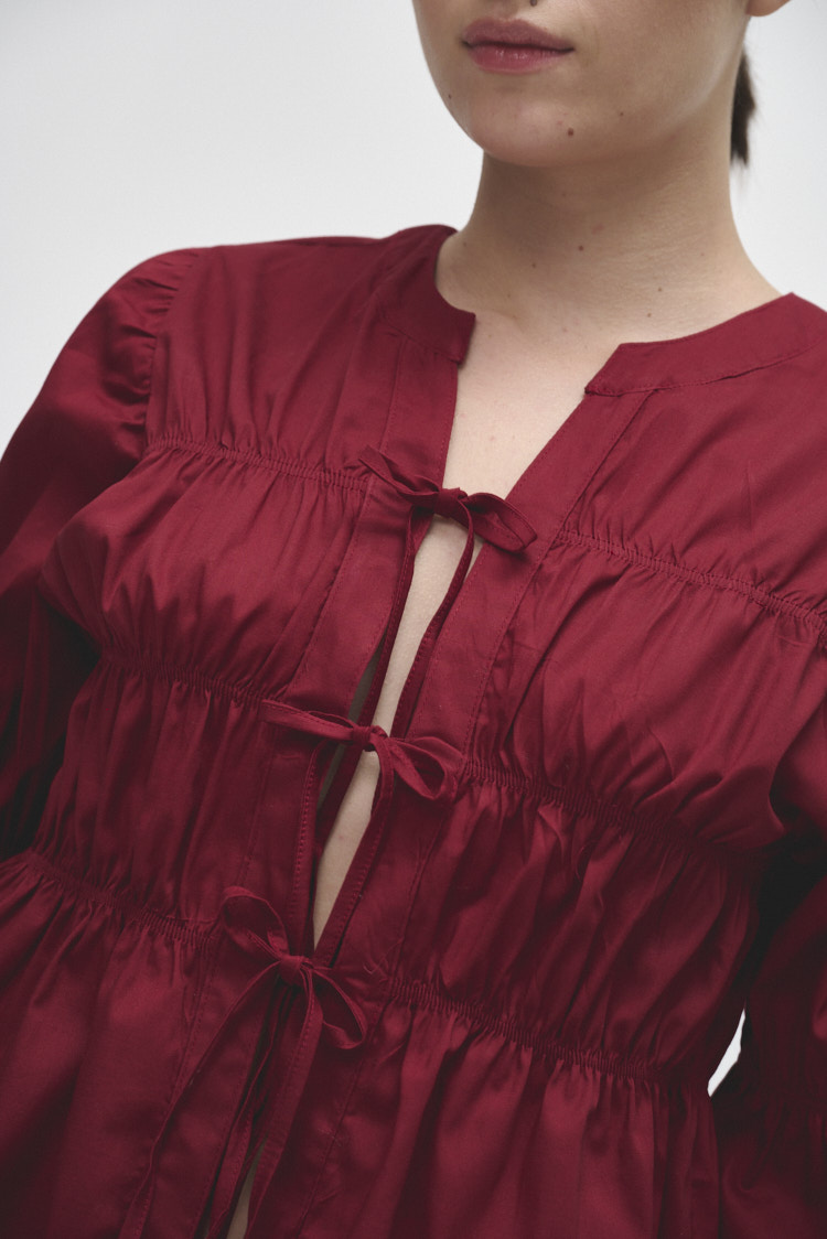 Camisa con volados y escote ajustable