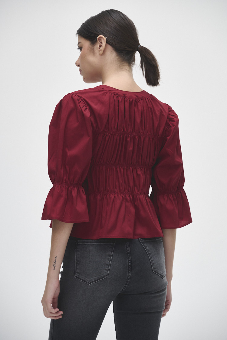 Camisa con volados y escote ajustable