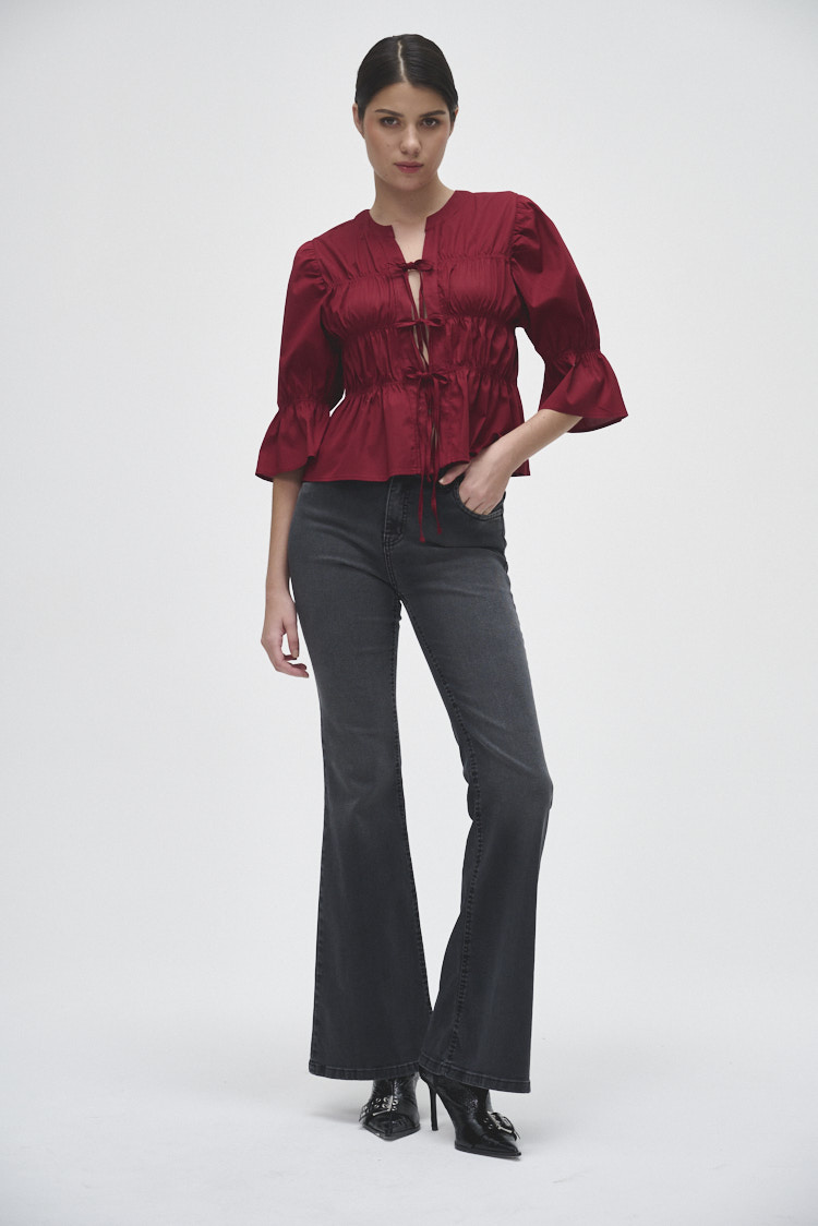 Camisa con volados y escote ajustable