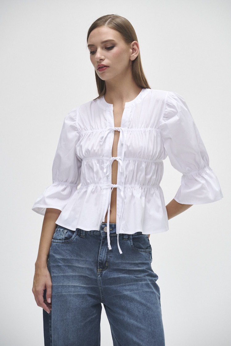Camisa con volados y escote ajustable