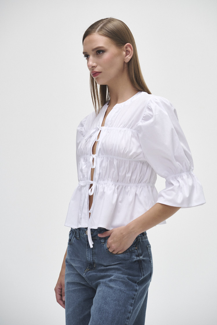Camisa con volados y escote ajustable