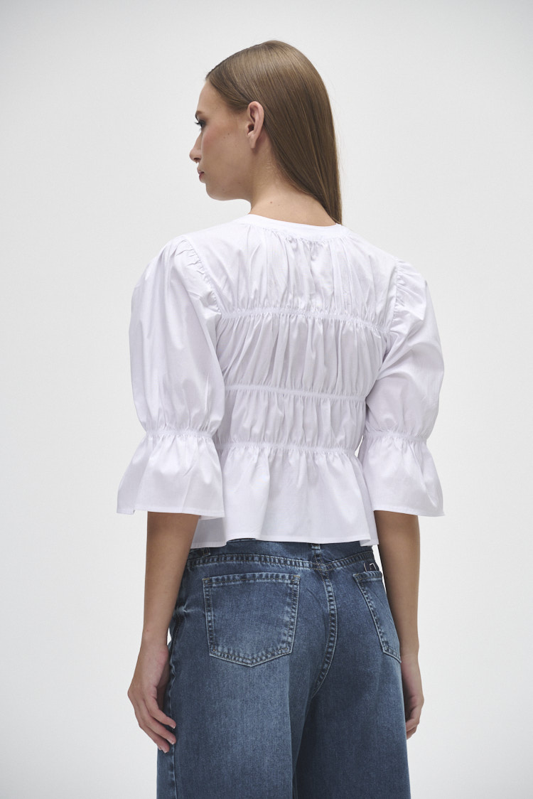 Camisa con volados y escote ajustable