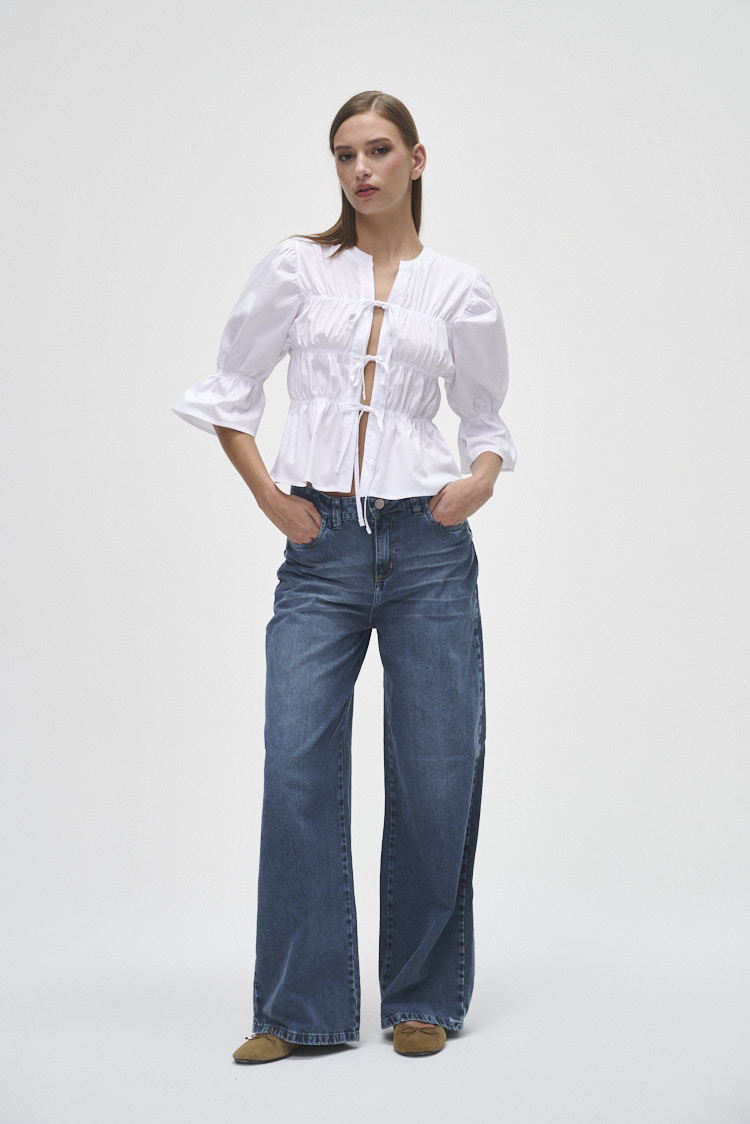 Camisa con volados y escote ajustable