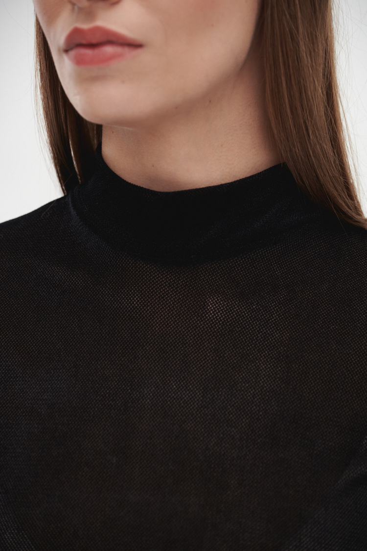 REMERA CUELLO ALTO