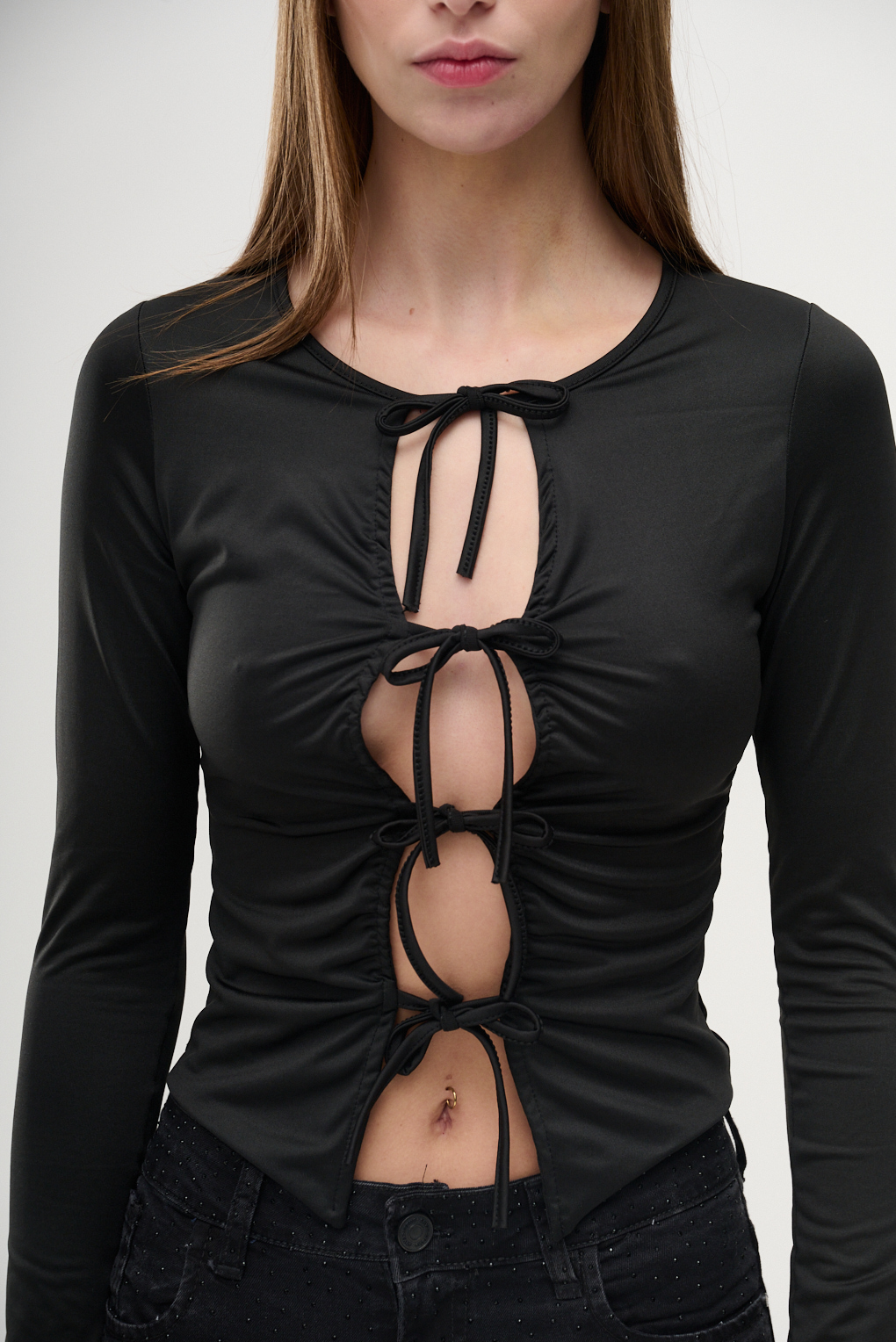 Remera escote con lazos