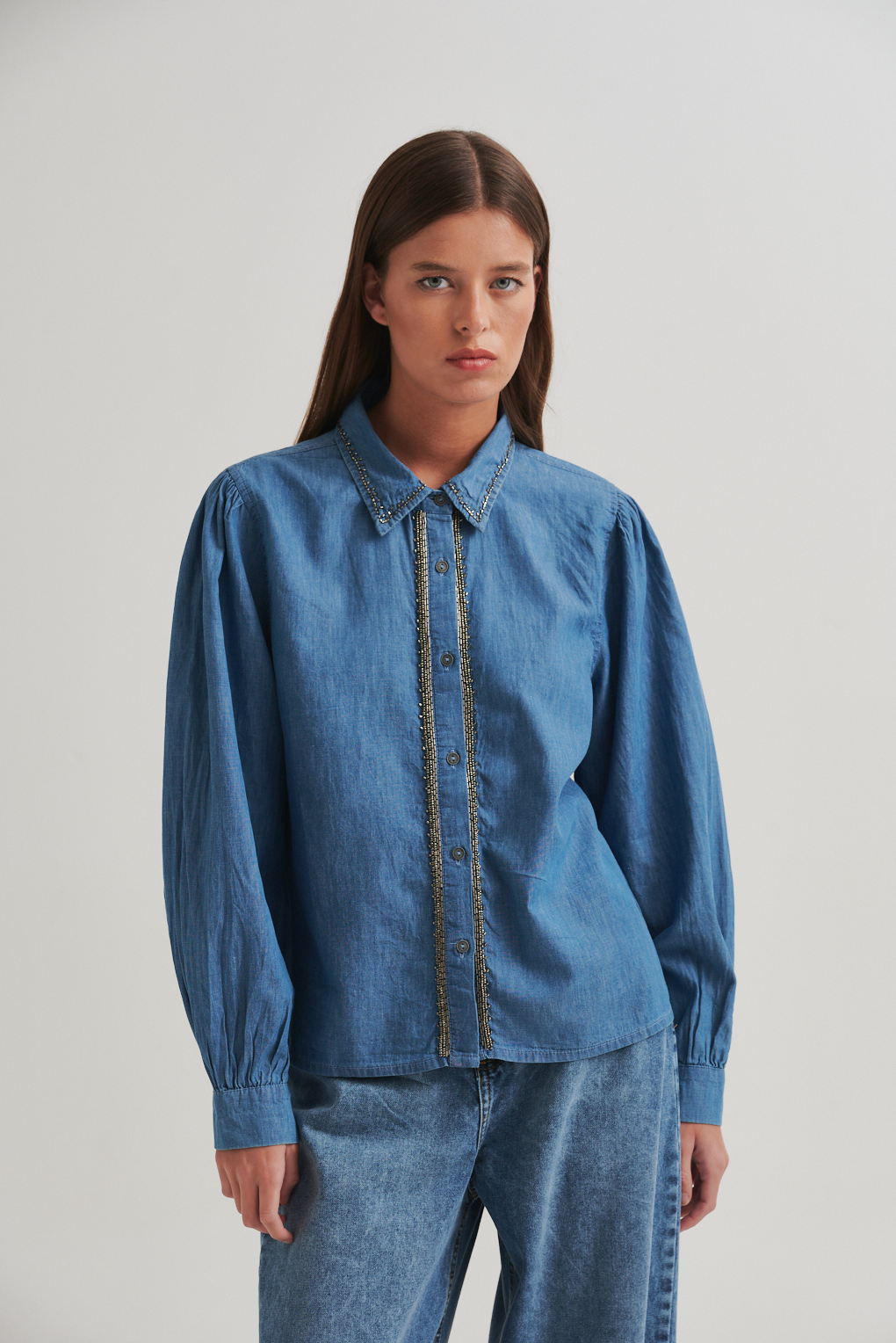 camisa denim con tachas