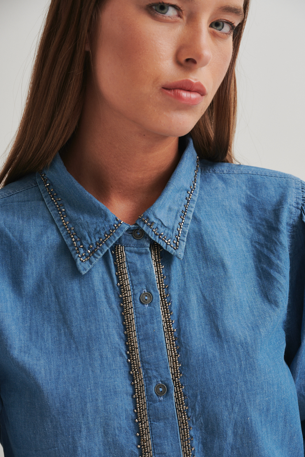 camisa denim con tachas
