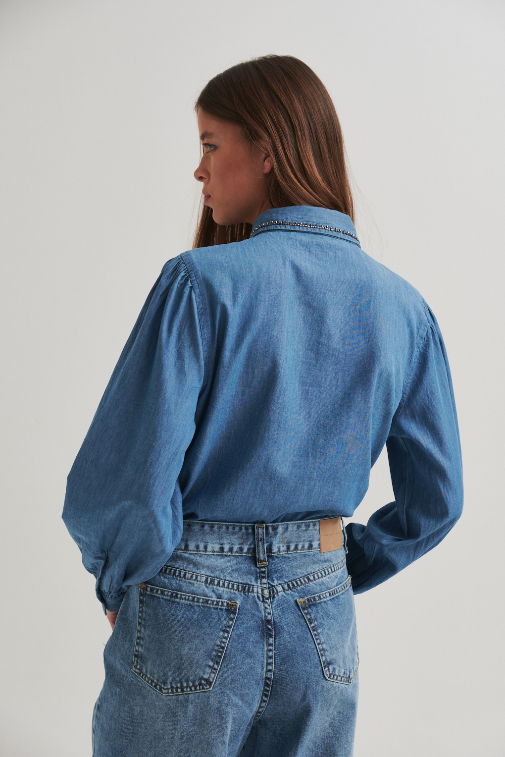 camisa denim con tachas