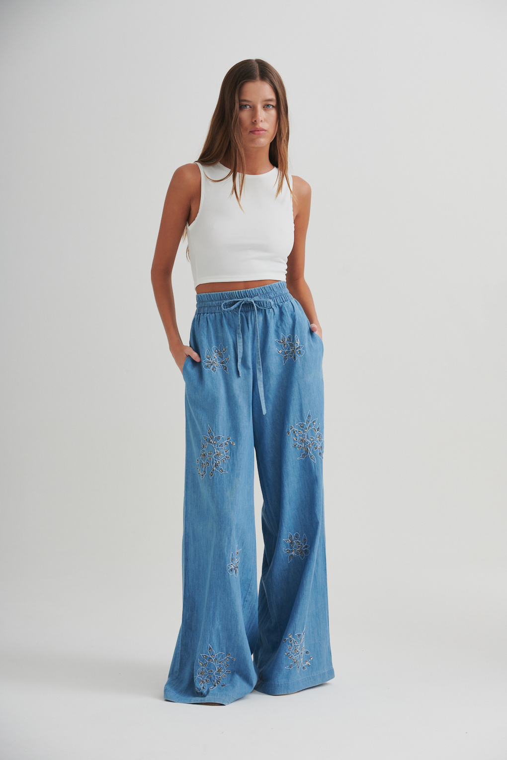 pantalón bordado