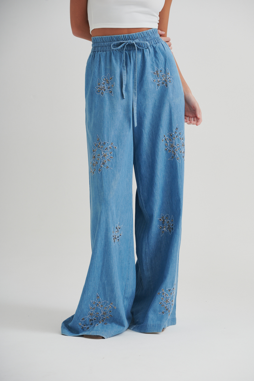 pantalón bordado