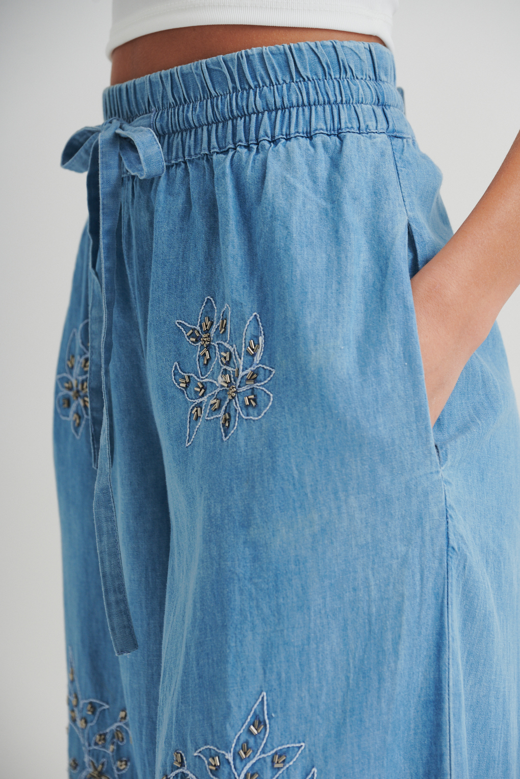 pantalón bordado