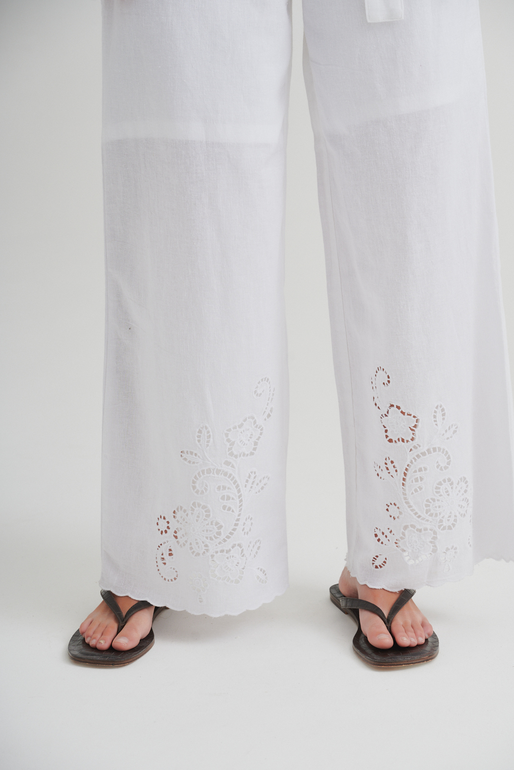 pantalón palazzo bordado
