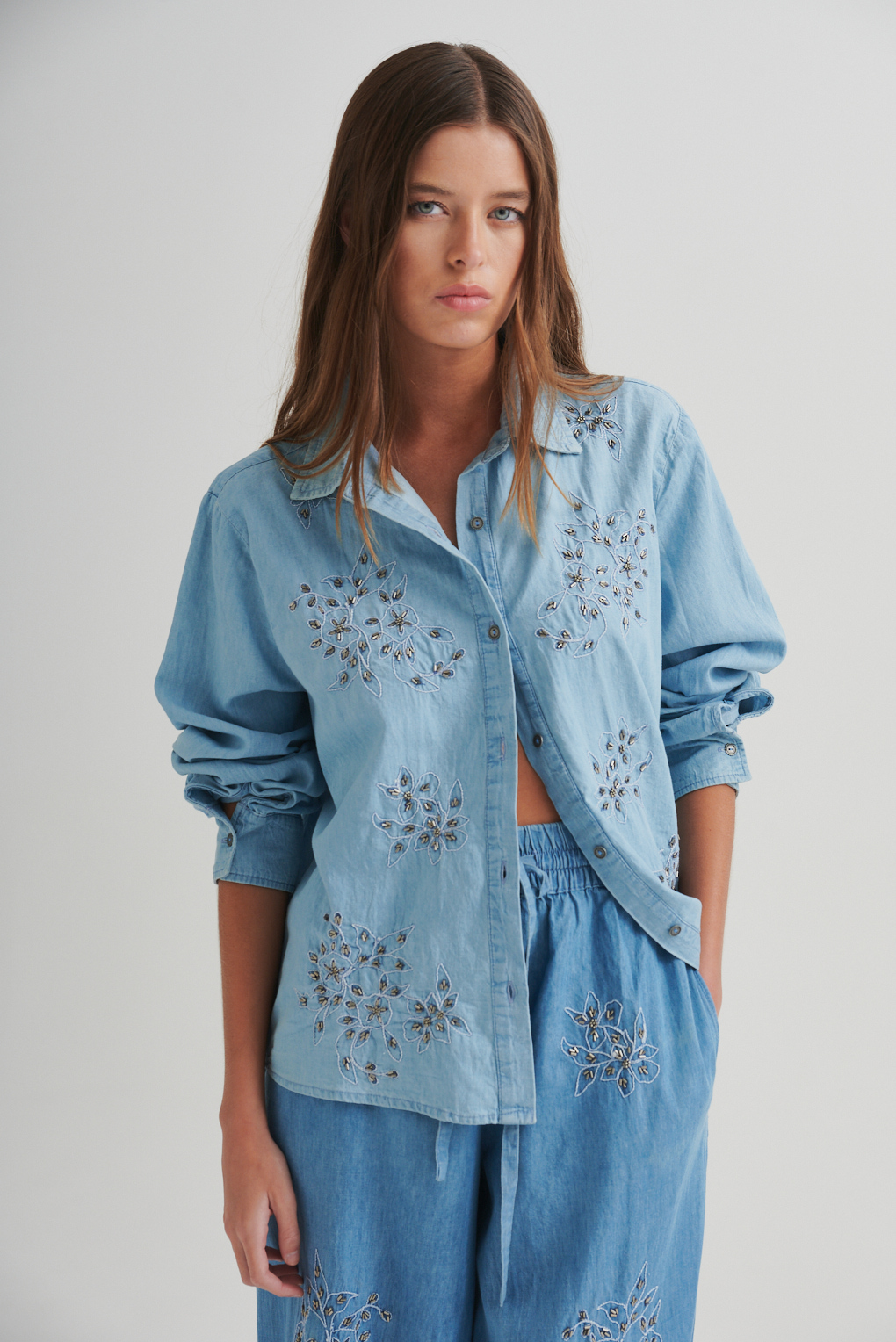 camisa estilo denim bordado