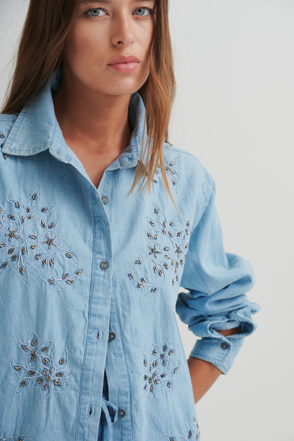 camisa estilo denim bordado
