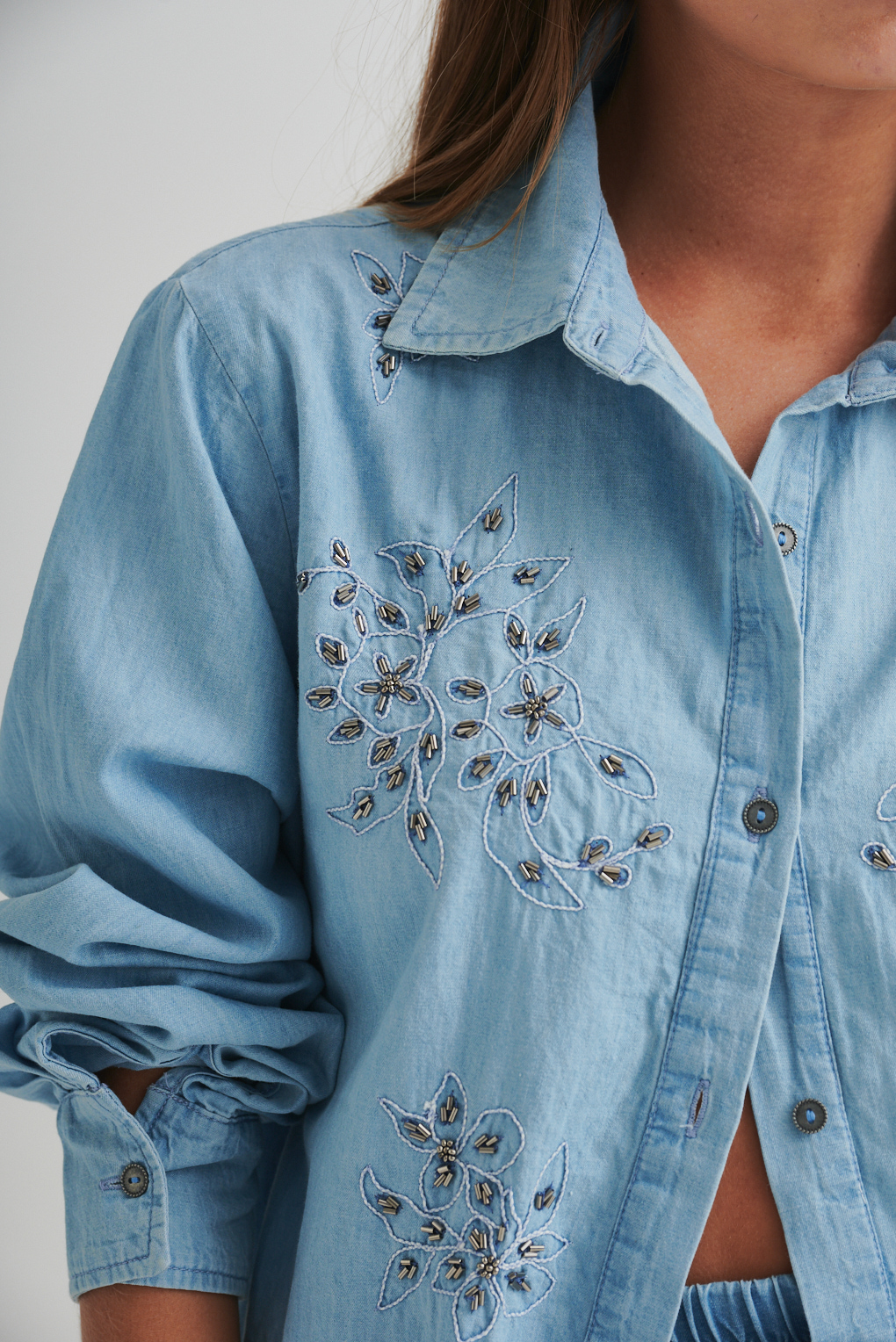 camisa estilo denim bordado