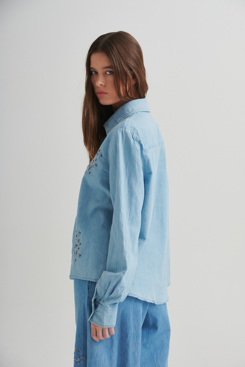 camisa estilo denim bordado