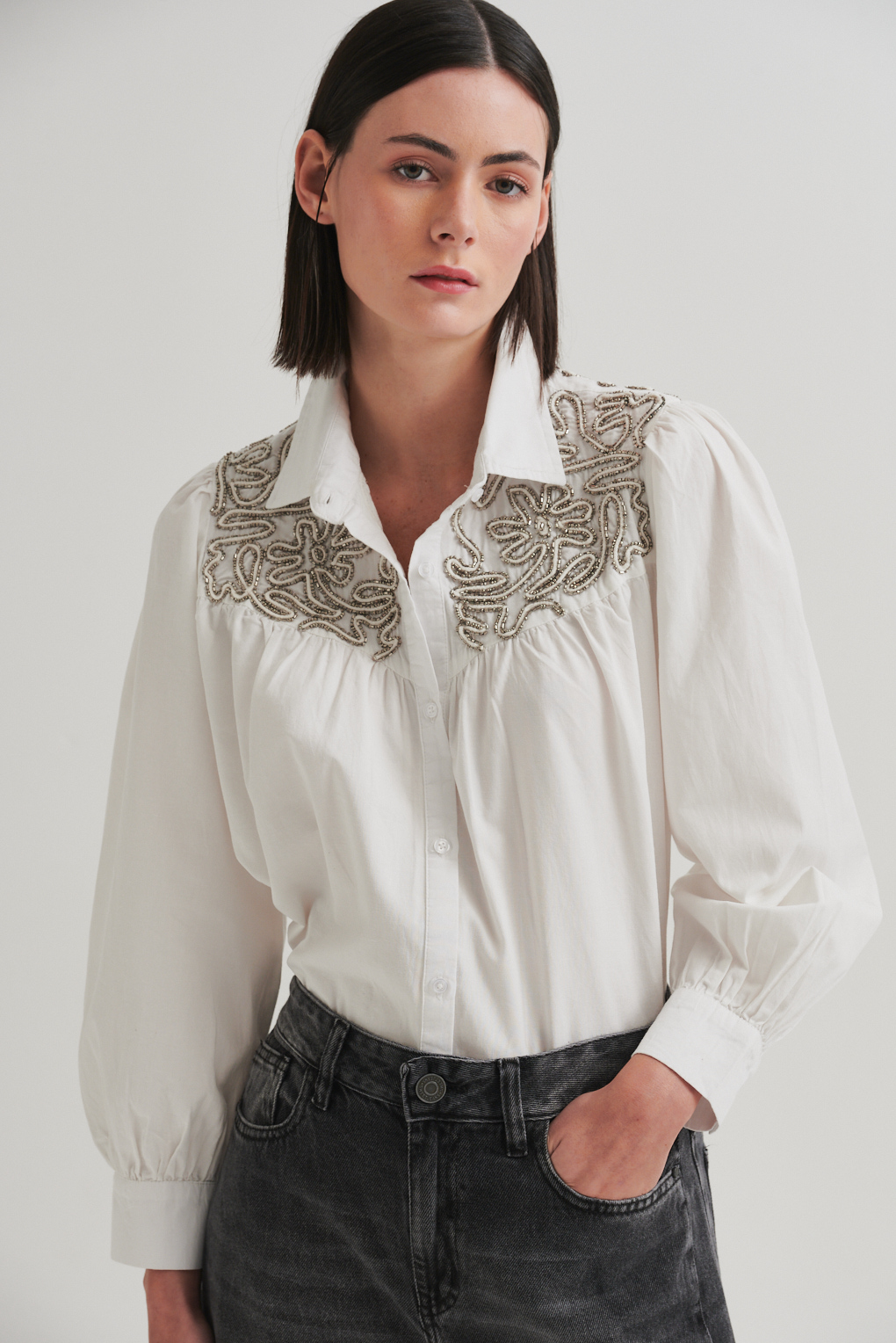 camisa bordada con strass