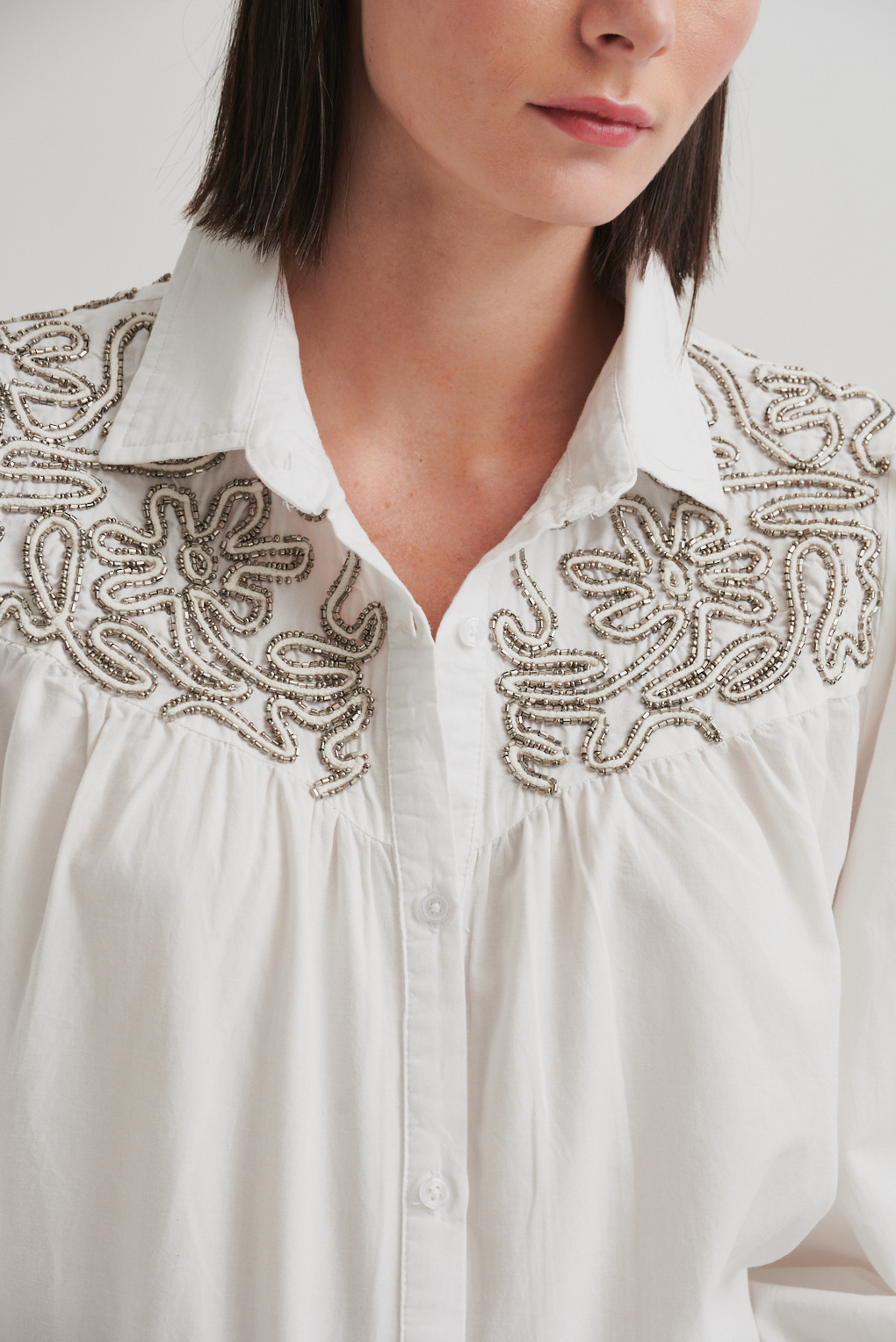 camisa bordada con strass