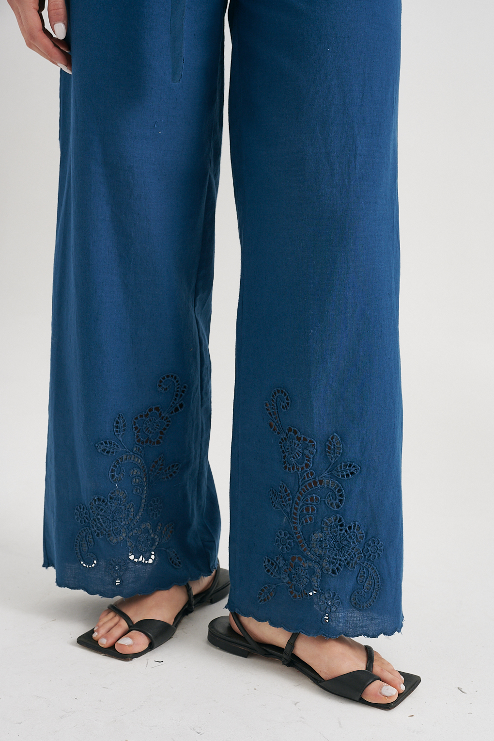 pantalón palazzo bordado
