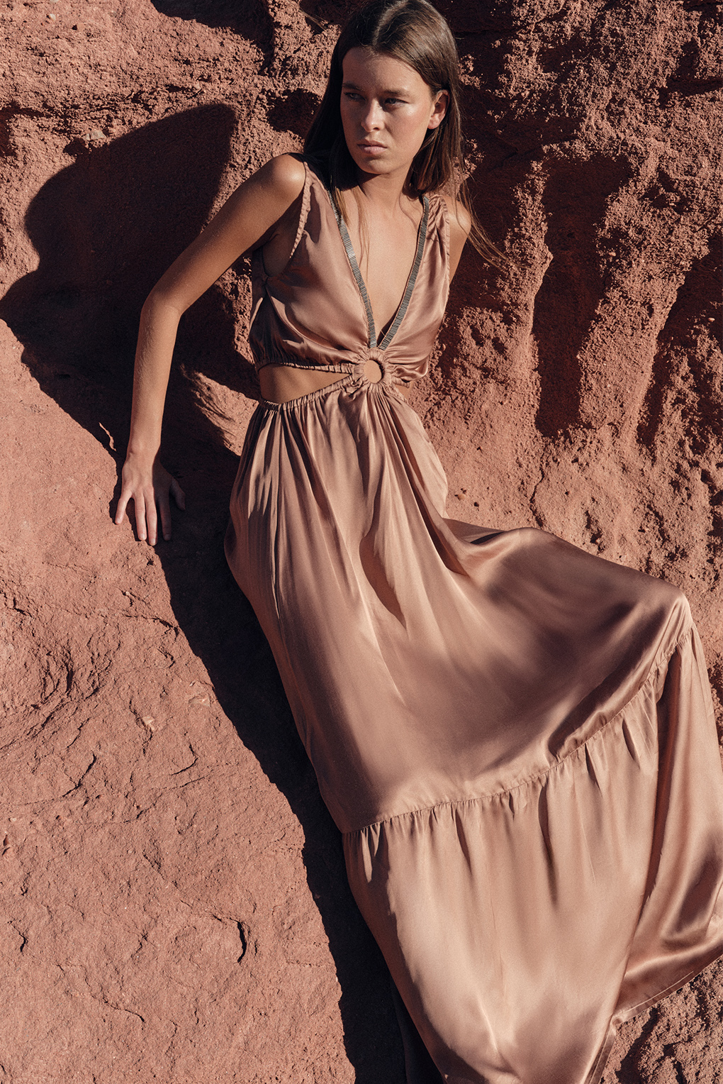 vestido satinado con abertura