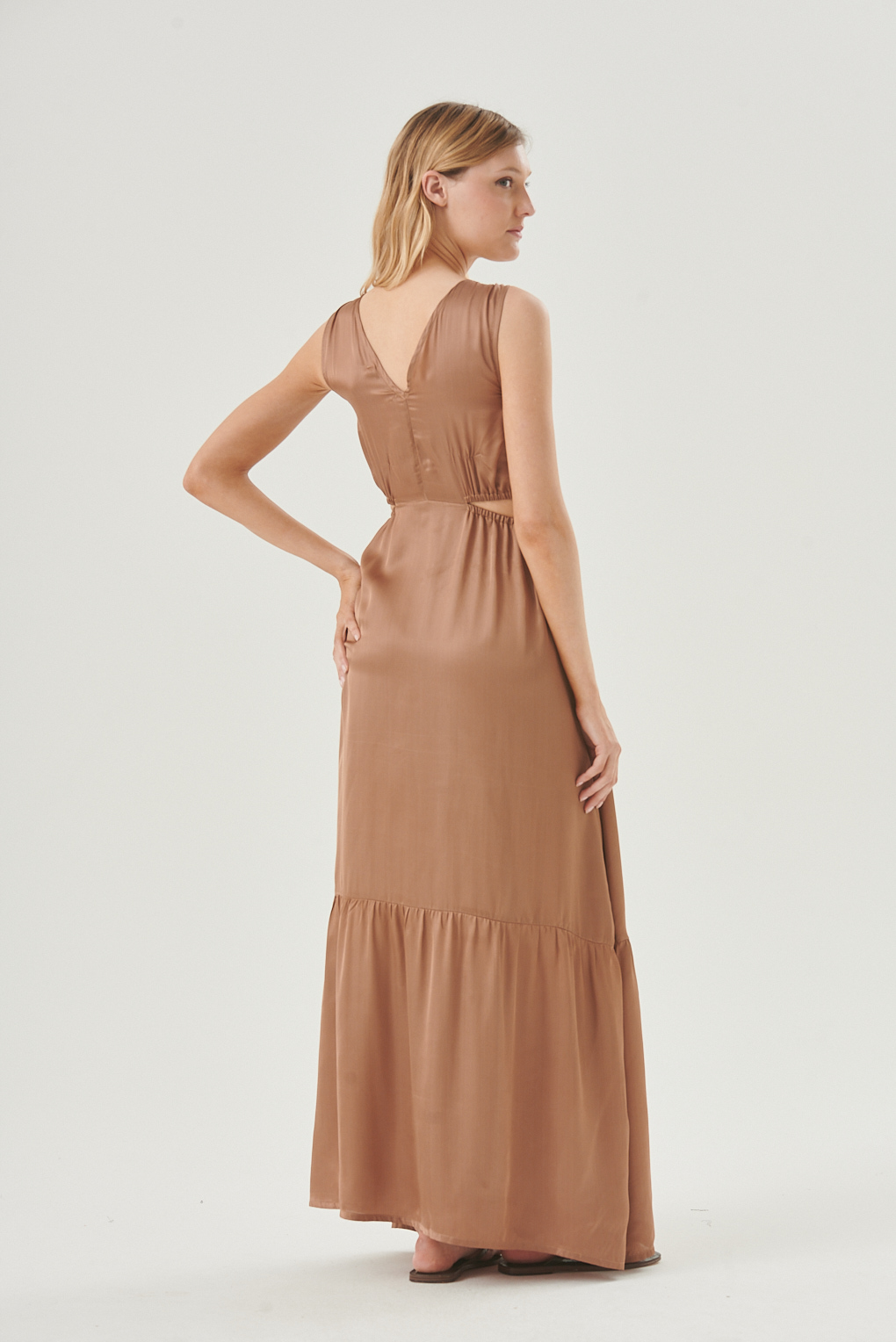 vestido satinado con abertura