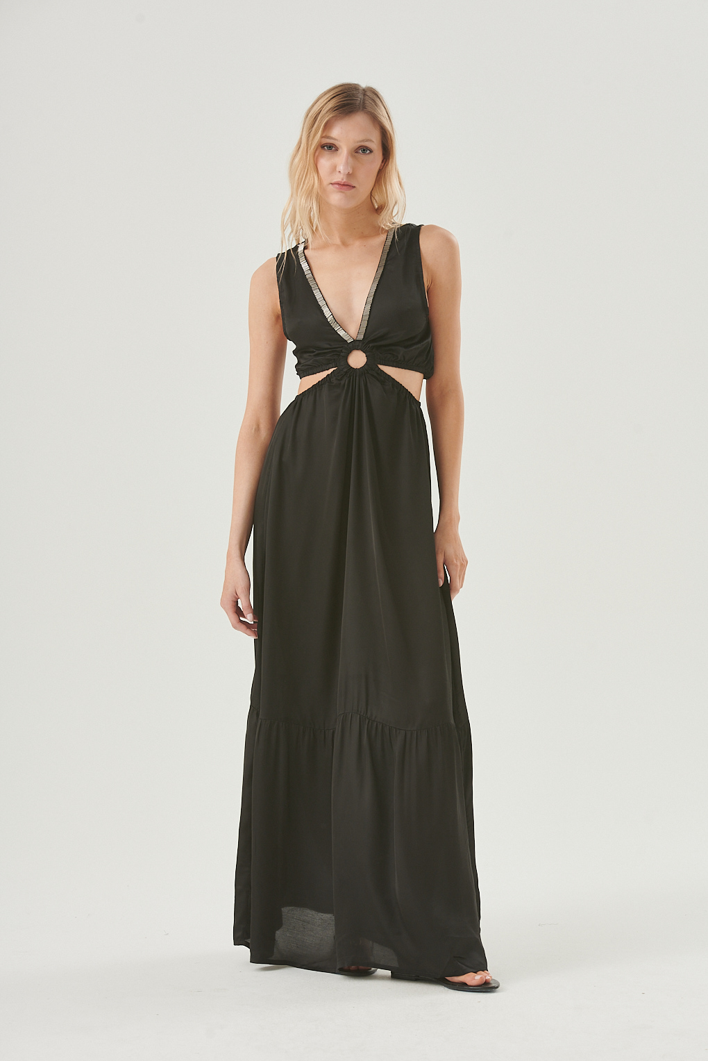 vestido satinado con abertura