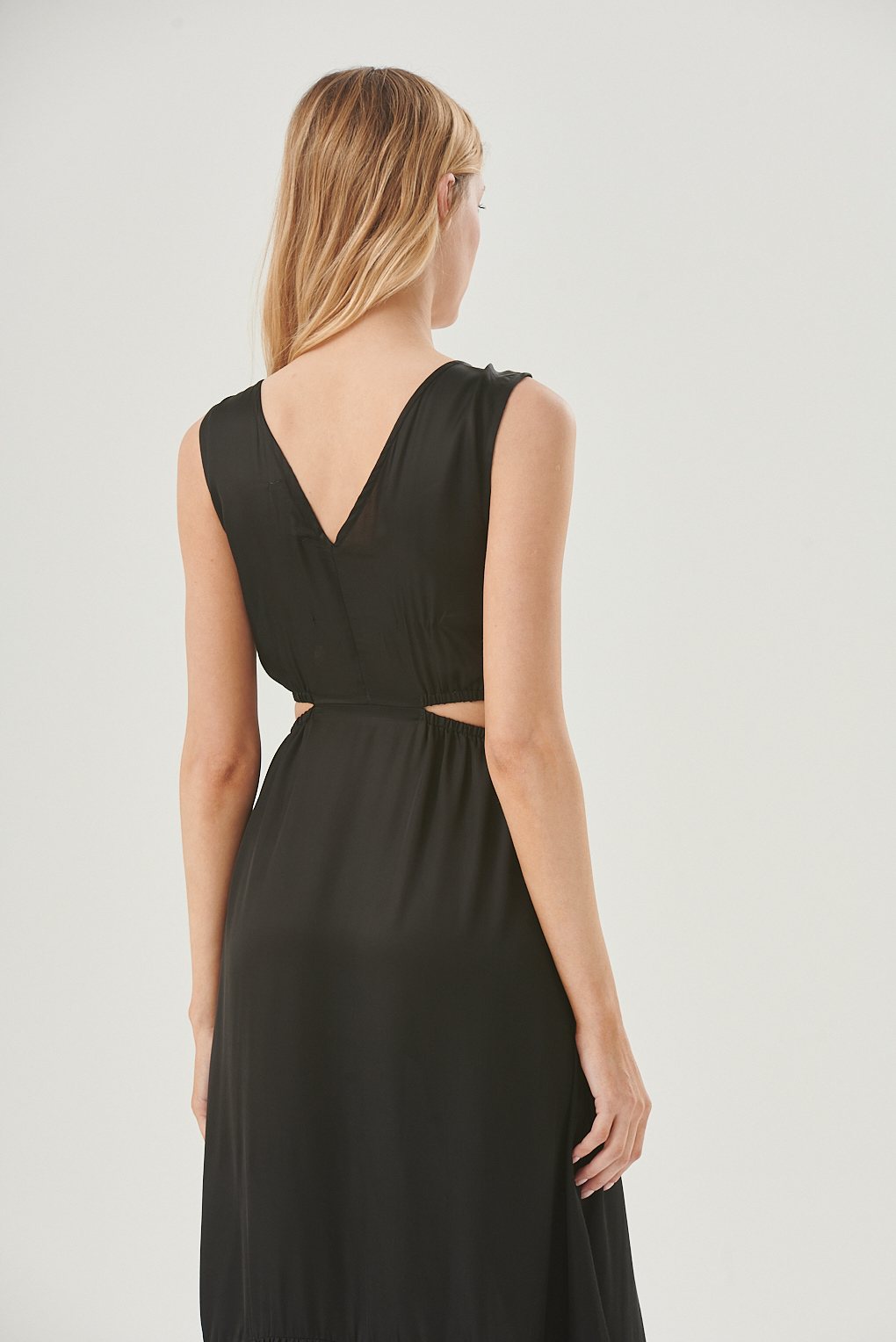 vestido satinado con abertura