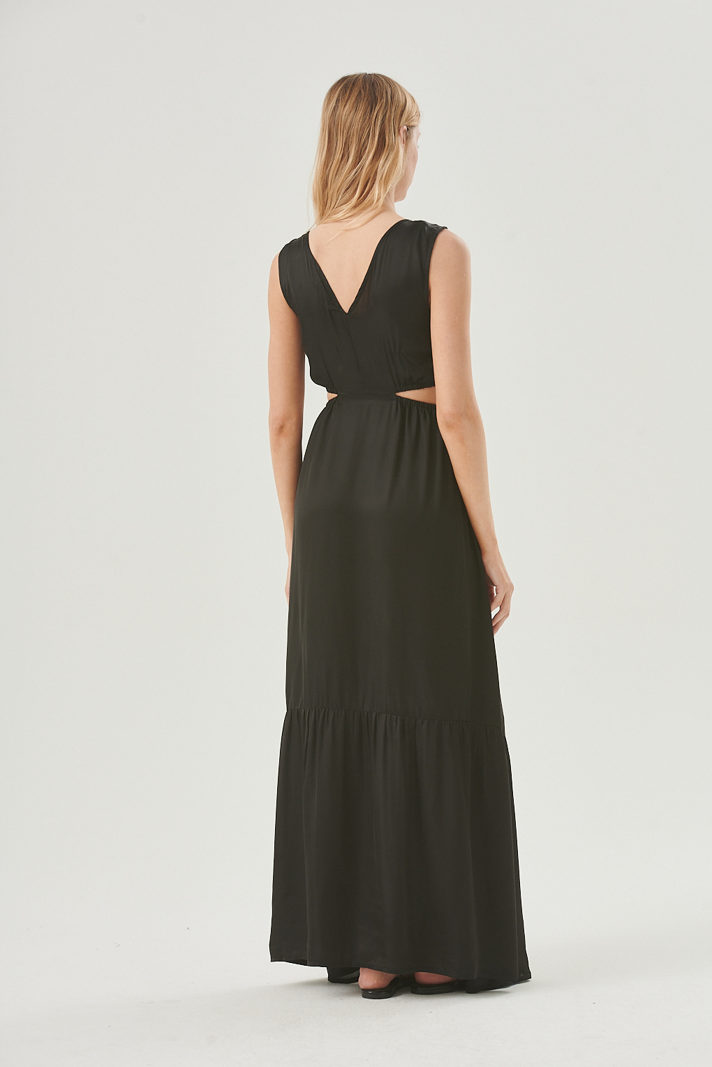 vestido satinado con abertura