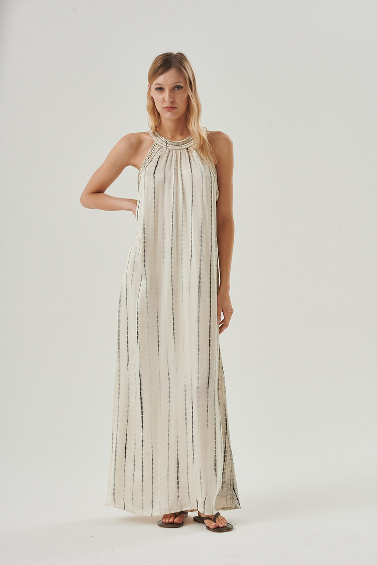 vestido satinado con mostacillas