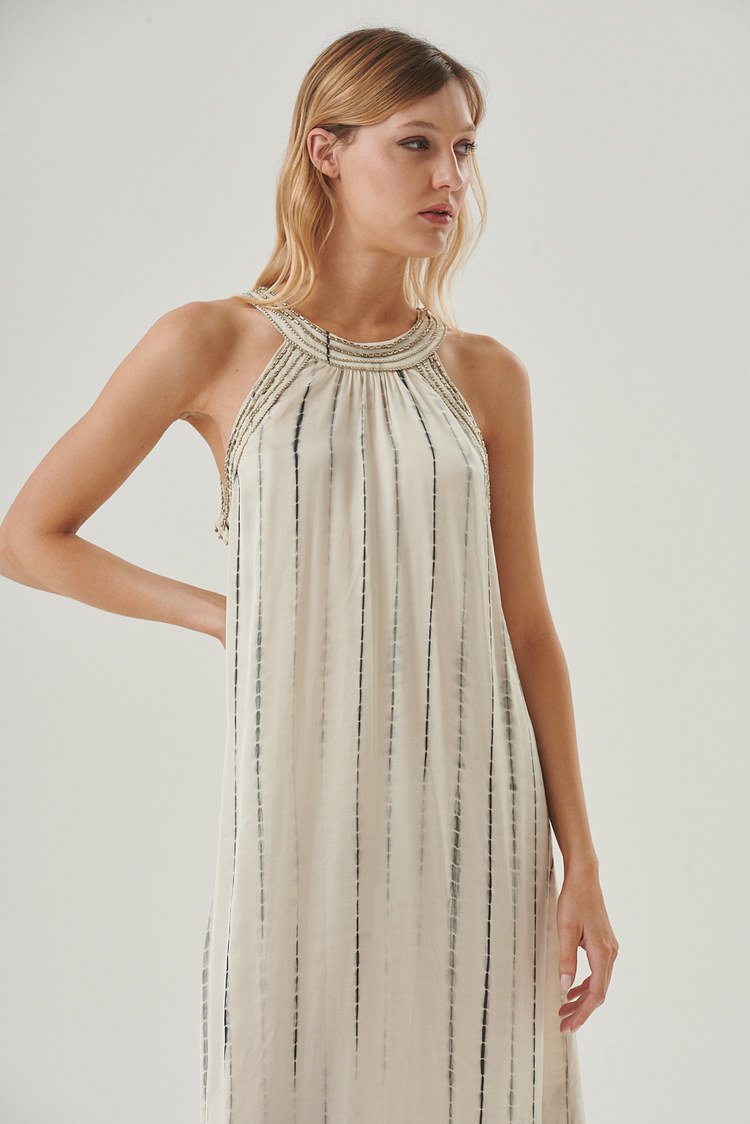 vestido satinado con mostacillas