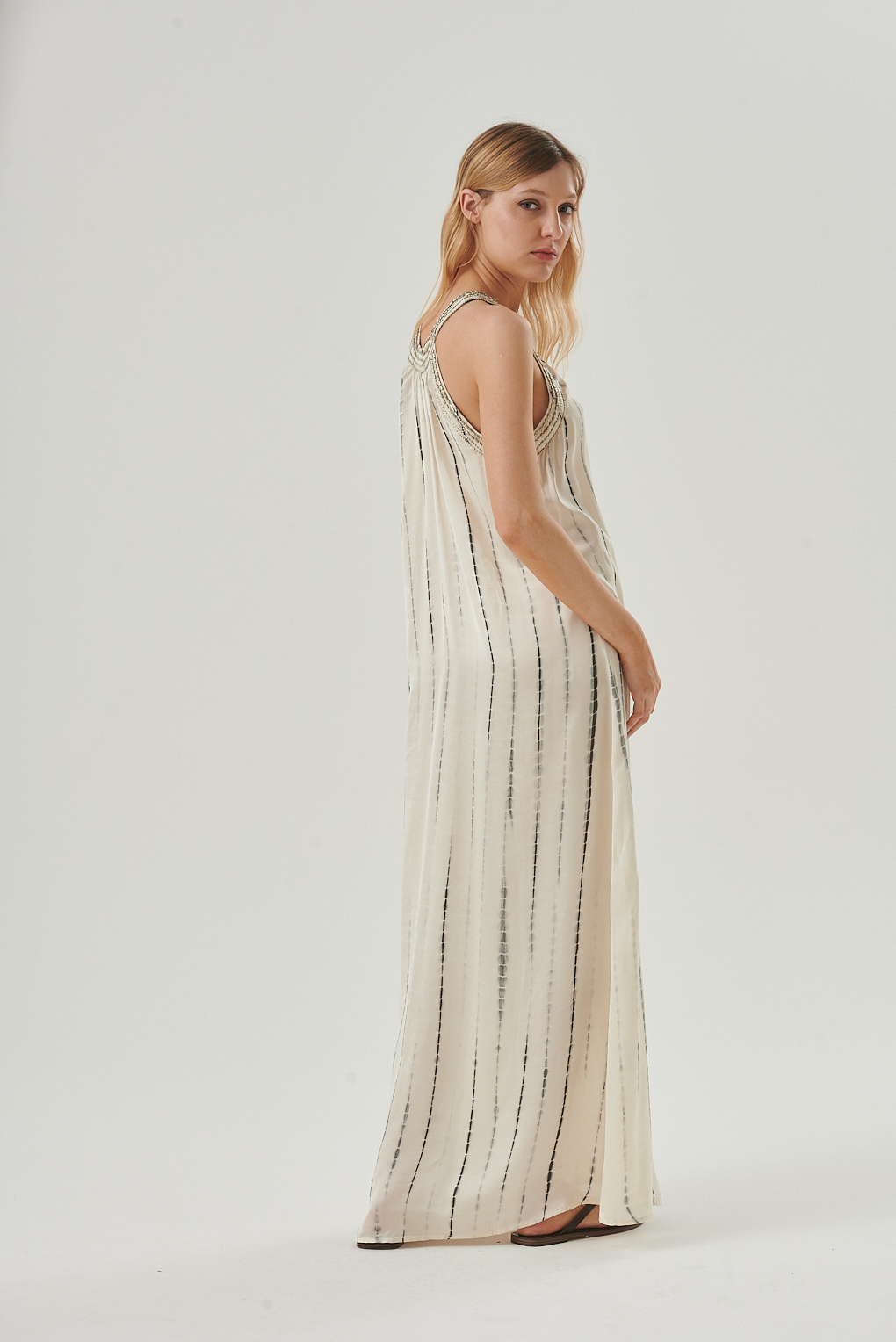 vestido satinado con mostacillas