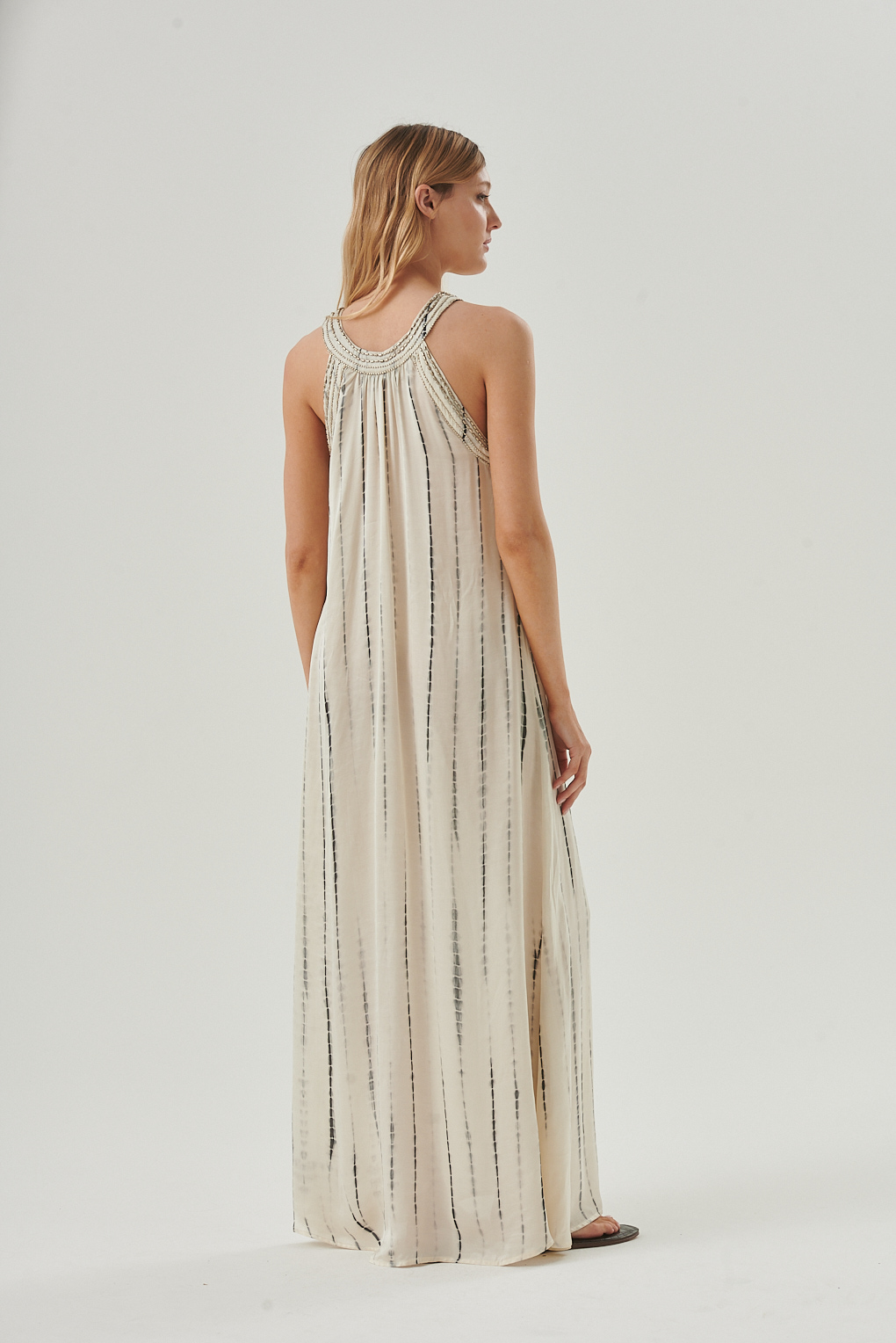 vestido satinado con mostacillas