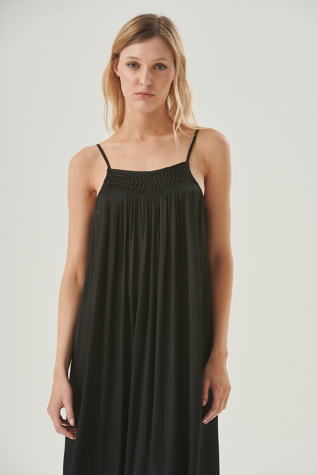 vestido satinado largo con espalda descubierta