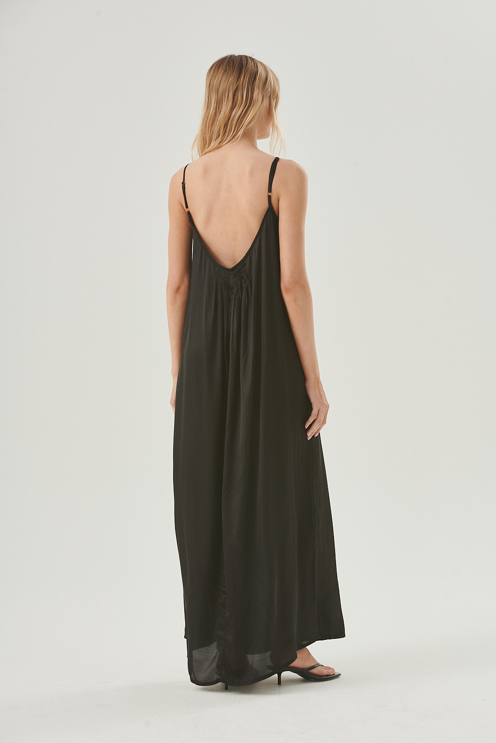 vestido satinado largo con espalda descubierta