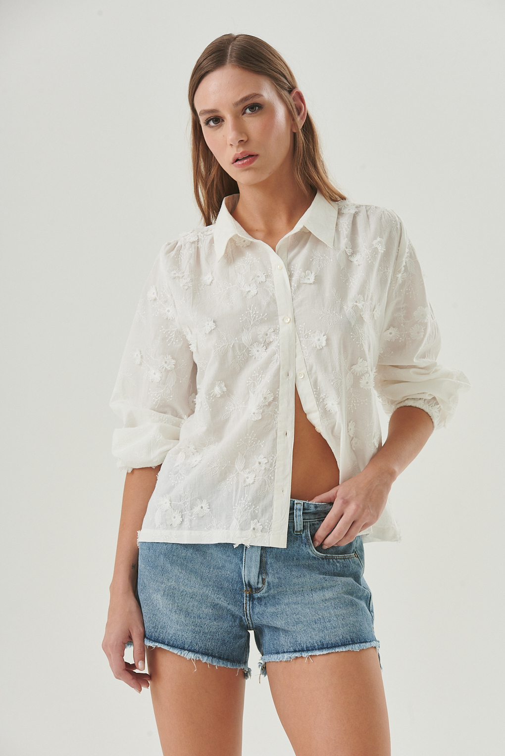 camisa de algodon bordada con flores
