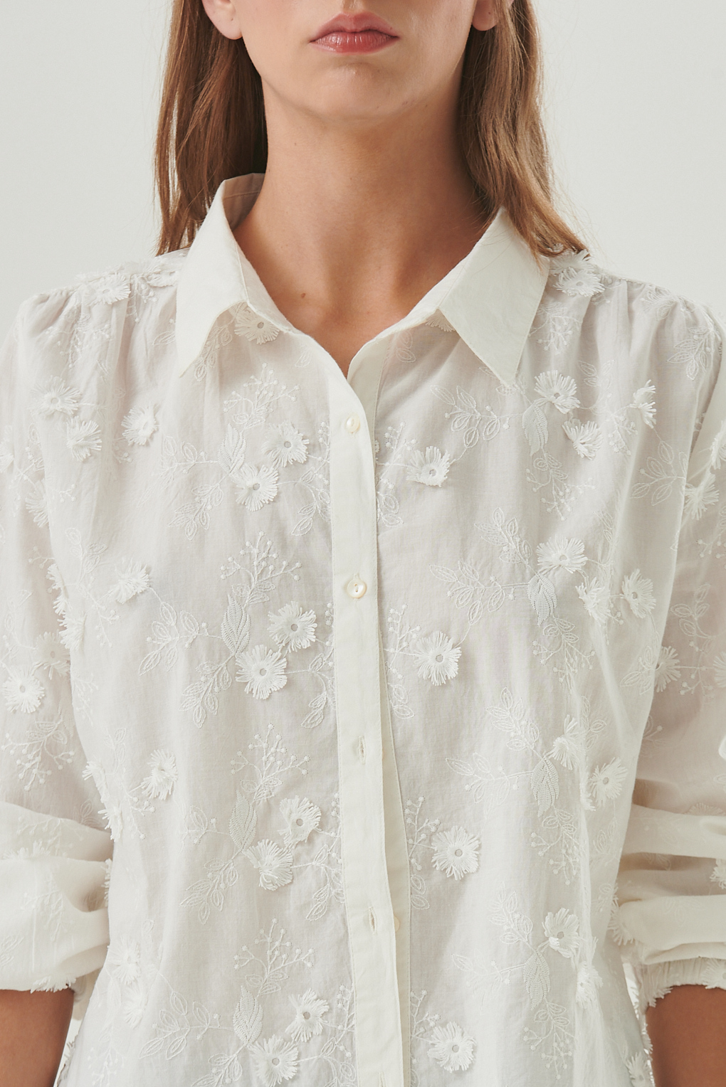 camisa de algodon bordada con flores