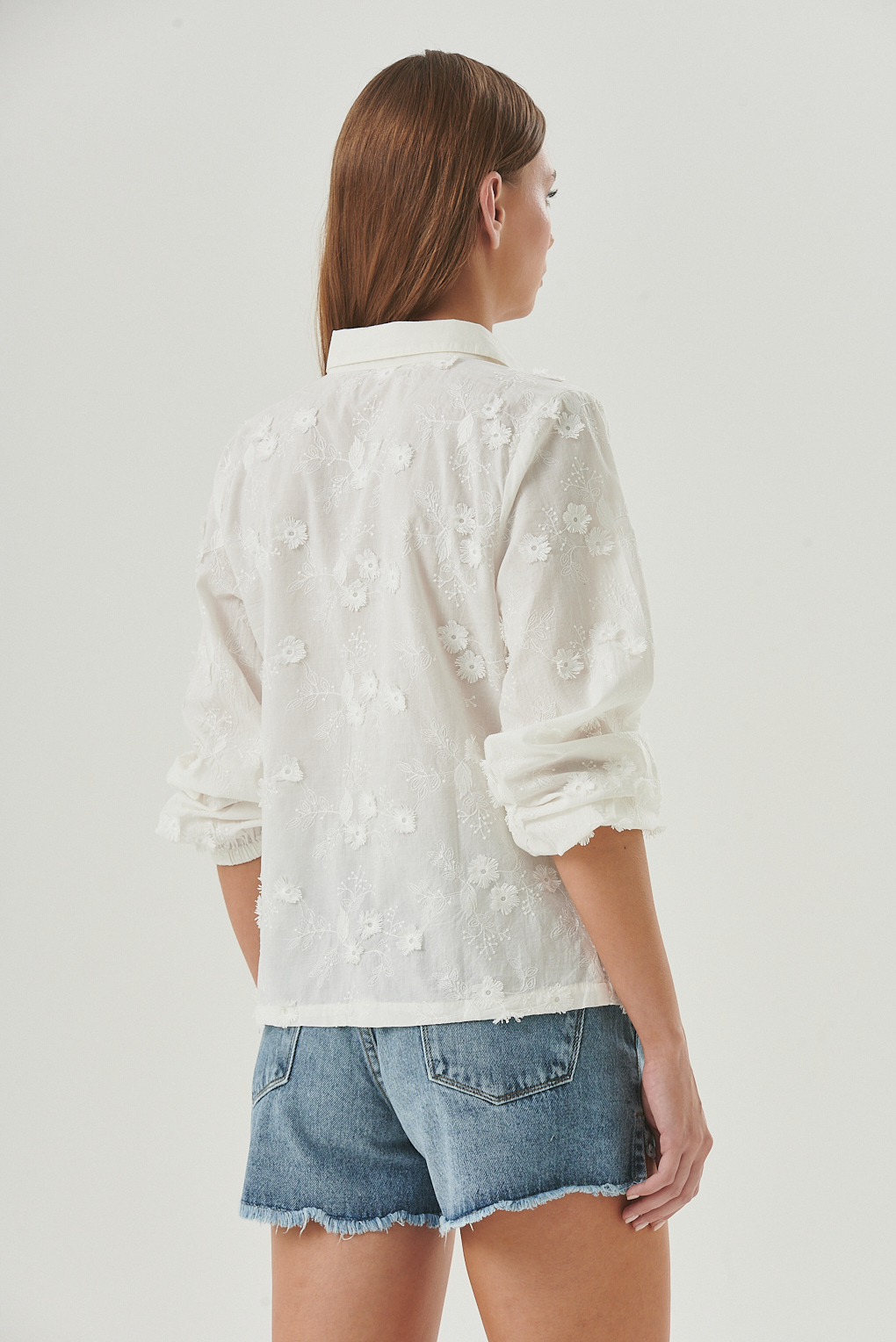 camisa de algodon bordada con flores