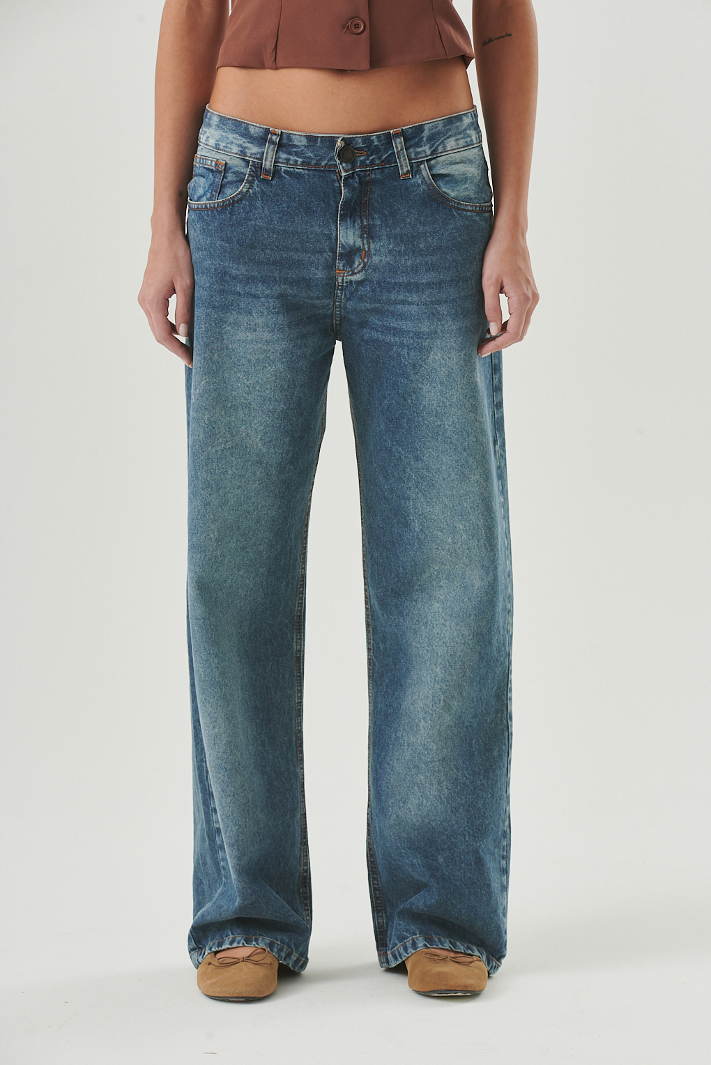 jean azul efecto bigotes