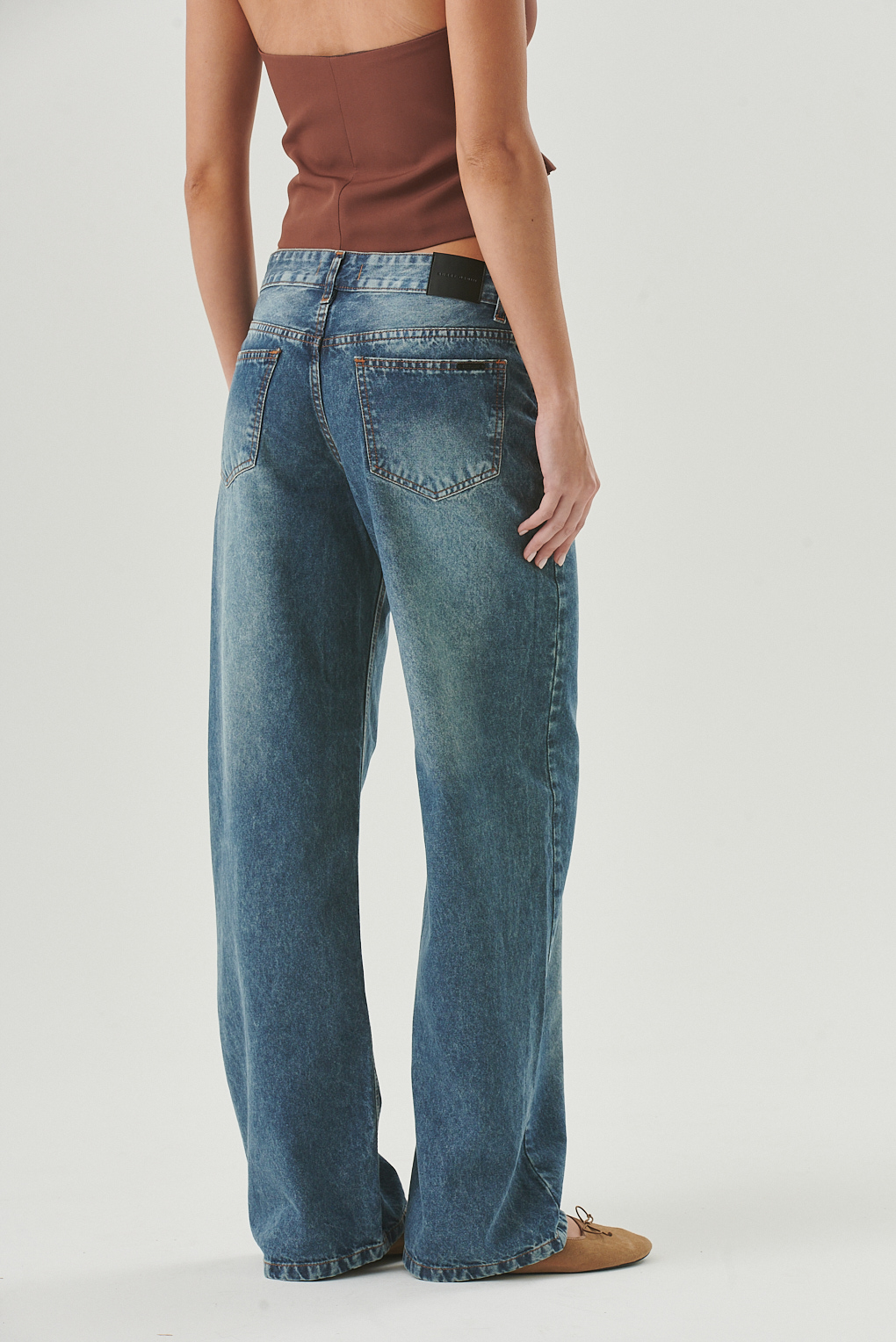 jean azul efecto bigotes