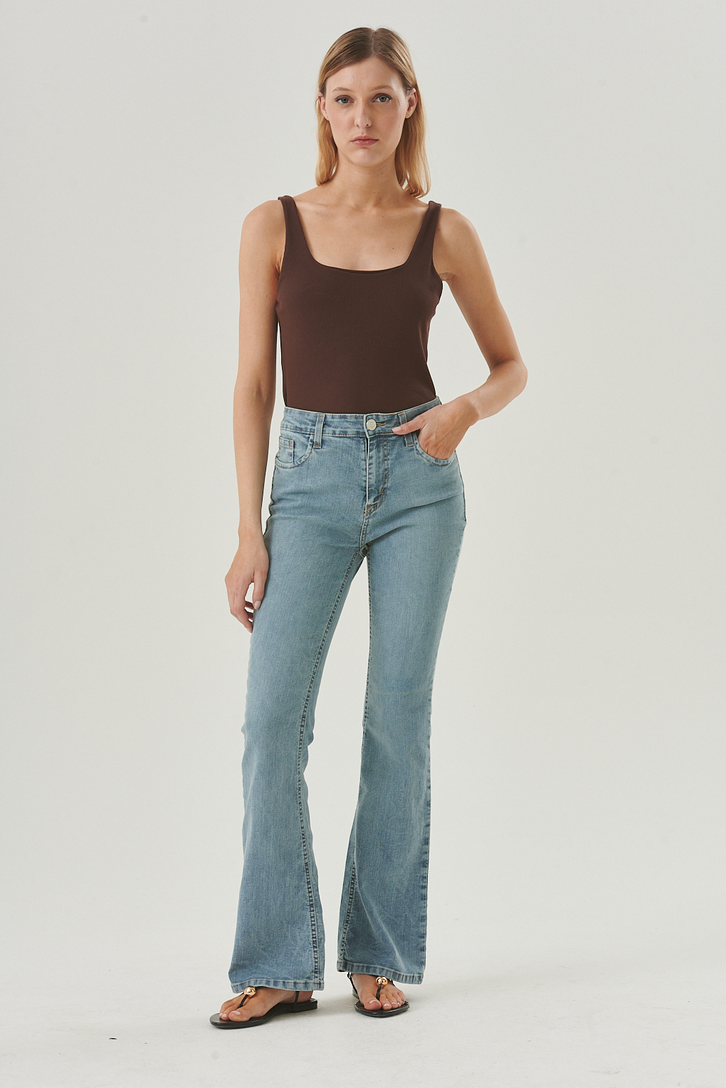 jean tiro alto elastizado corte Oxford mujer