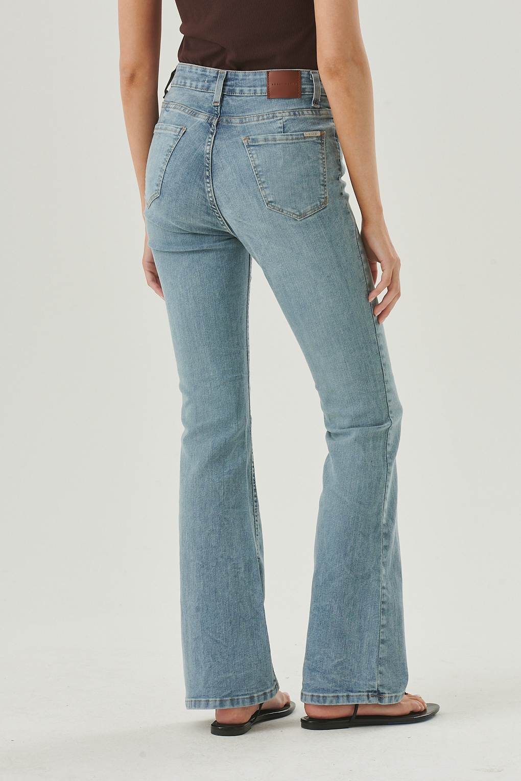 jean tiro alto elastizado corte Oxford mujer