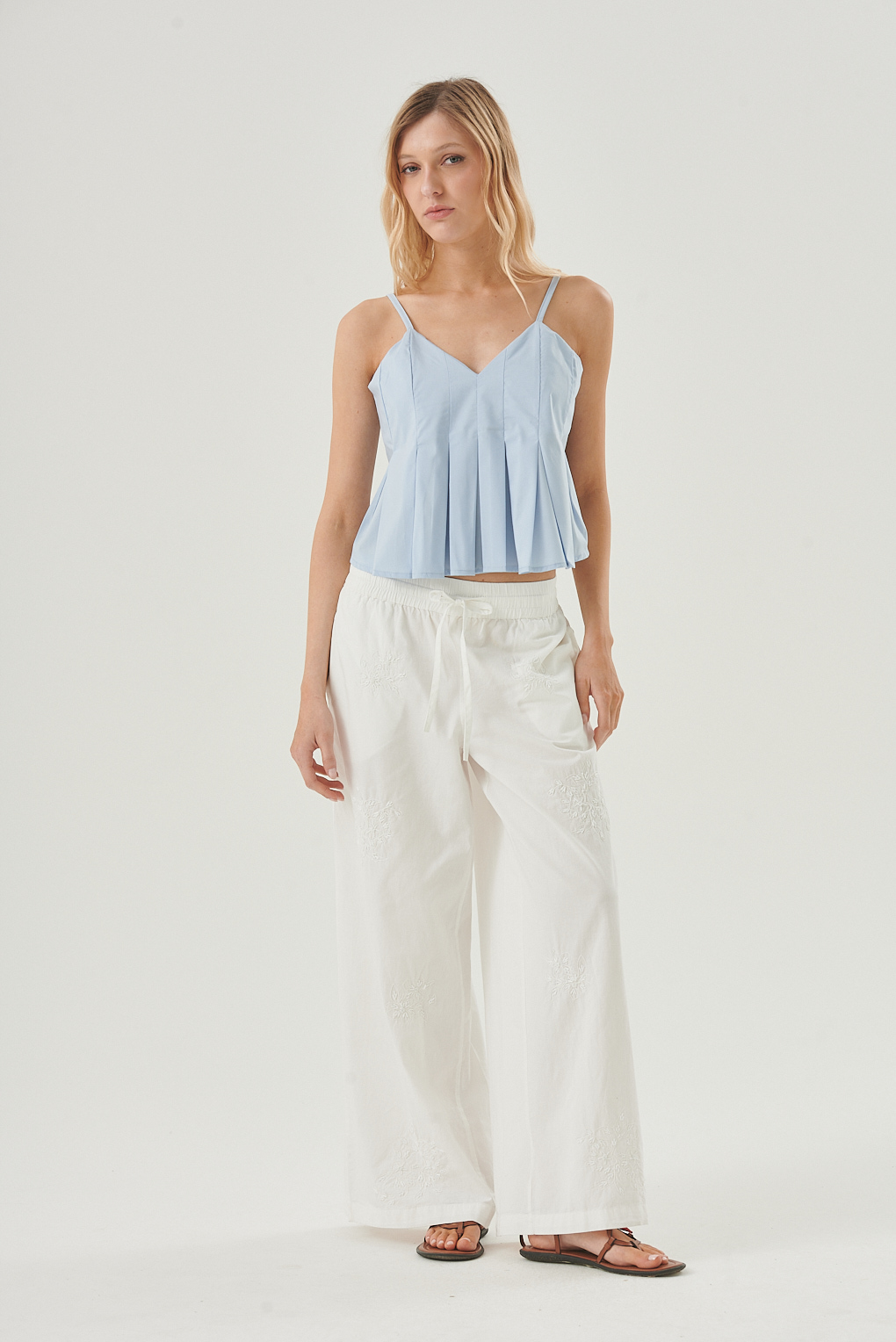 pantalón bordado