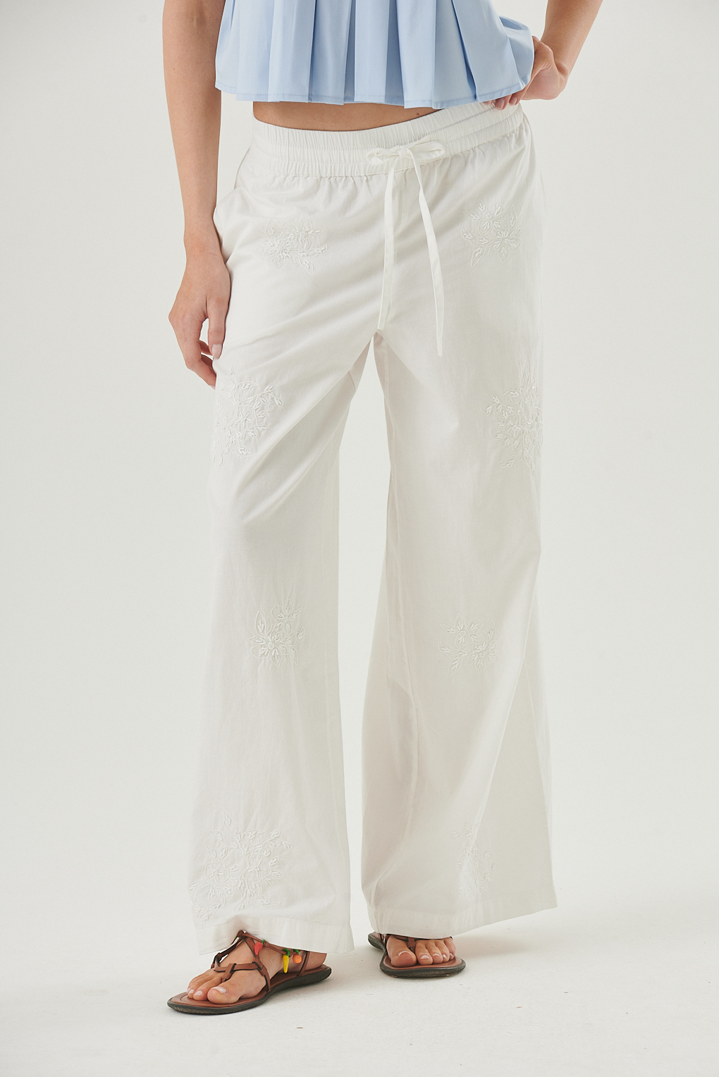 pantalón bordado
