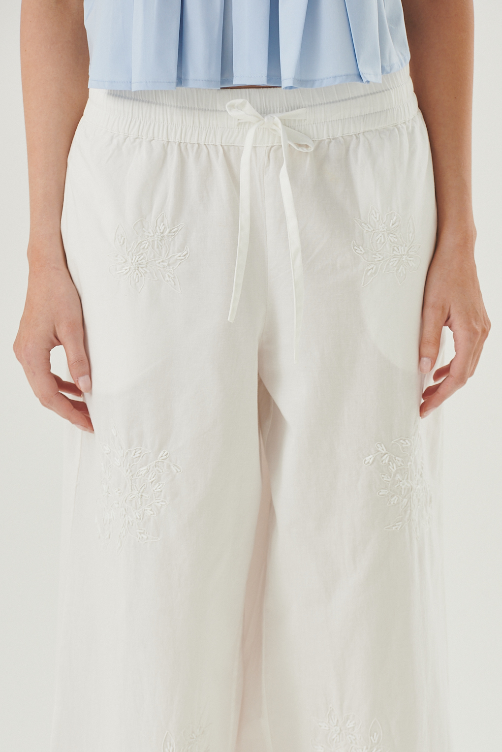 pantalón bordado