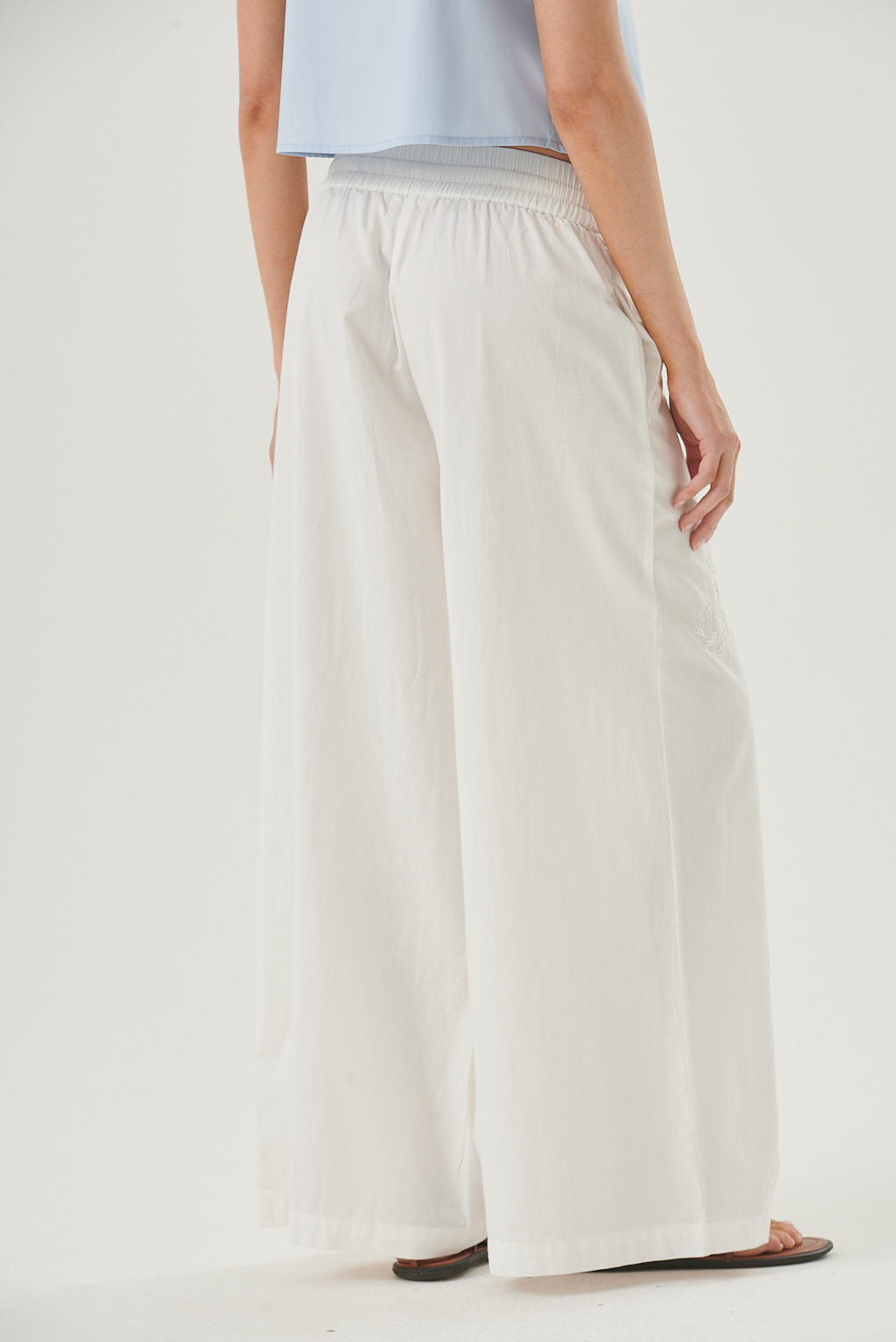 pantalón bordado