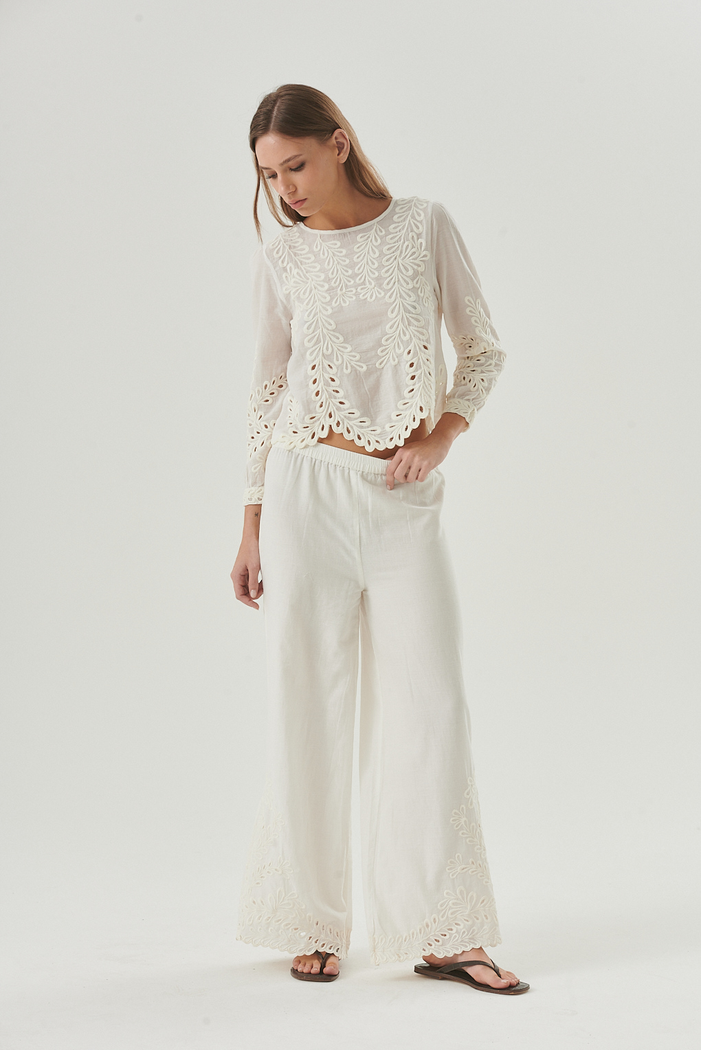 pantalón algodón bordado elegante