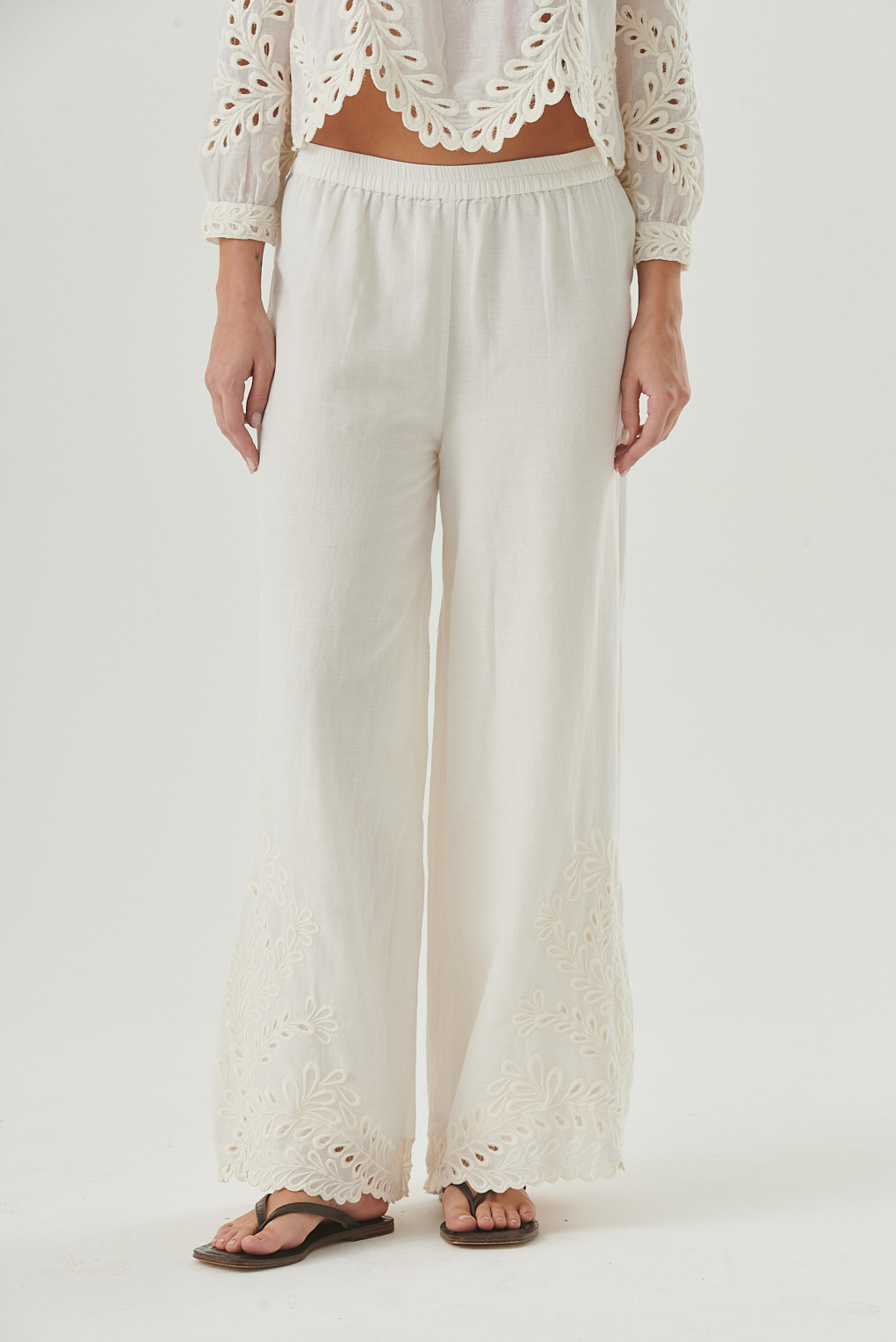 pantalón algodón bordado elegante