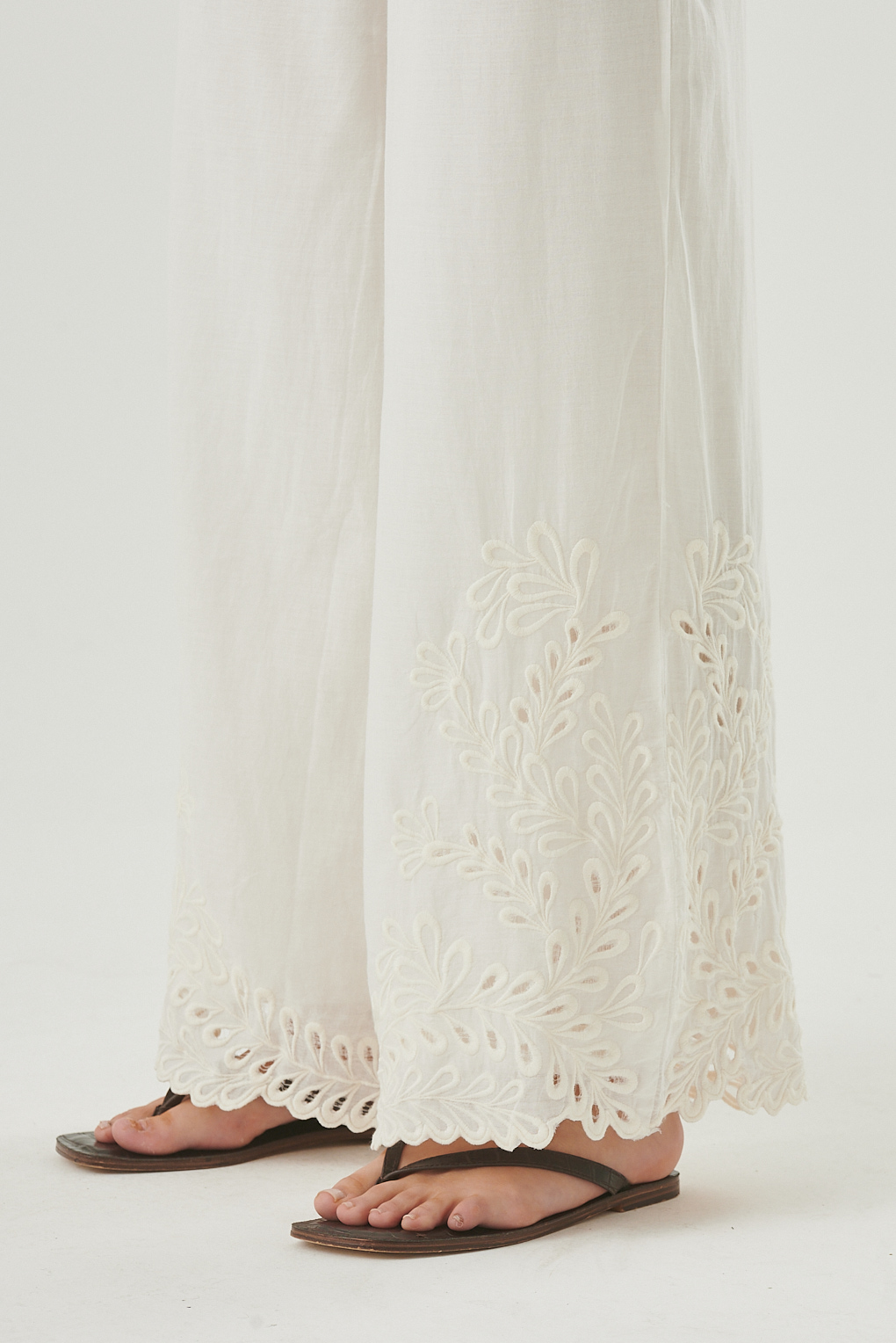 pantalón algodón bordado elegante
